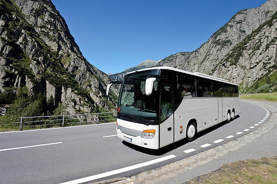 Автобус с изображением SACHS на горной дороге