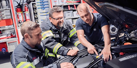 Tres personas durante un entrenamiento de alta tensión para bomberos