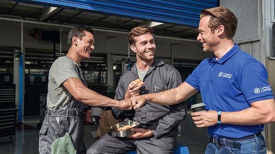 Los trabajadores de ZF [pro]Tech sonríen durante la pausa del almuerzo